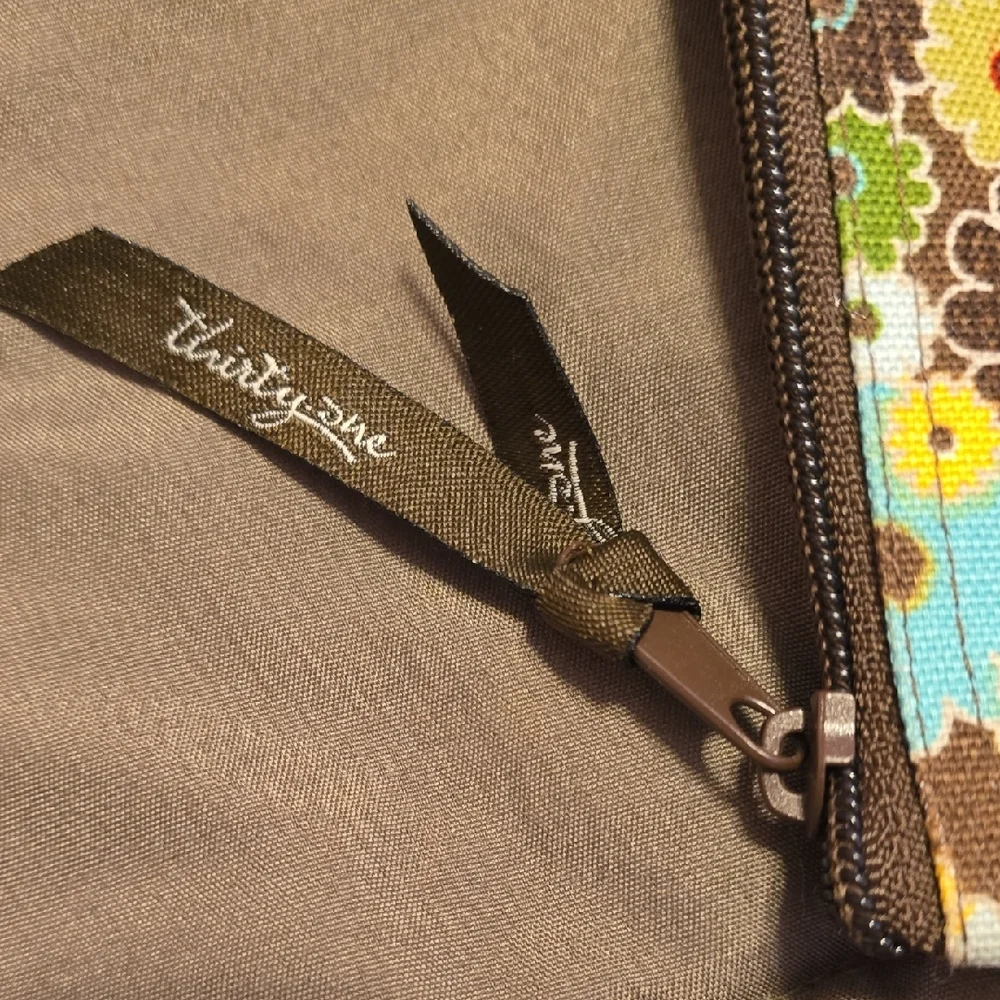Thirty-One Floral Cosmetic Bag with Multicolor Flowers‎